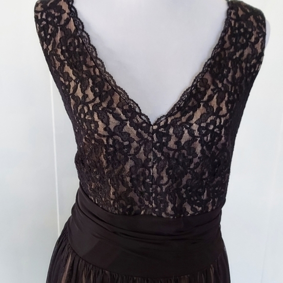 London Times Black Lace‎ and Tulle with nude underlay V Neck both sides - Picture 2 of 16